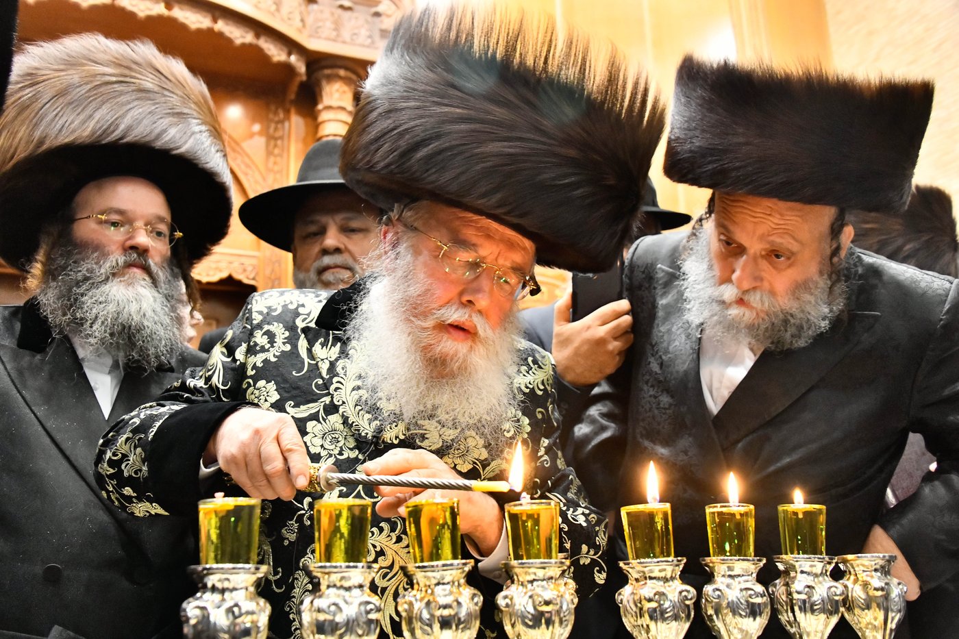 הדלקת נרות חנוכה בחצה"ק מישקולץ