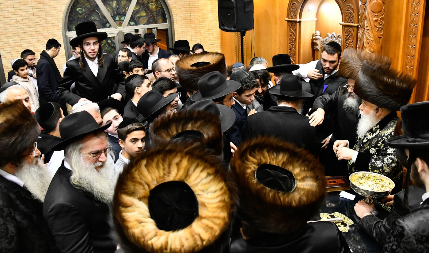 הדלקת נרות חנוכה בחצה"ק מישקולץ