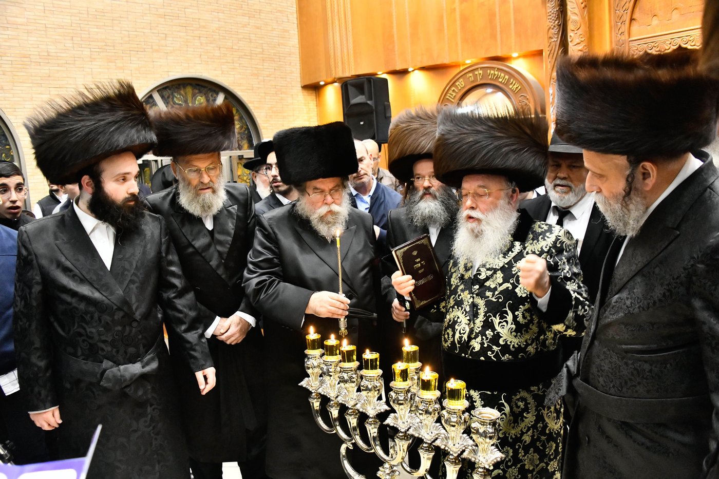 הדלקת נרות חנוכה בחצה"ק מישקולץ