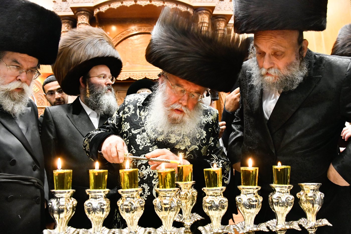 הדלקת נרות חנוכה בחצה"ק מישקולץ