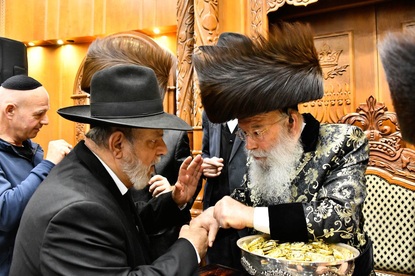 הדלקת נרות חנוכה בחצה"ק מישקולץ