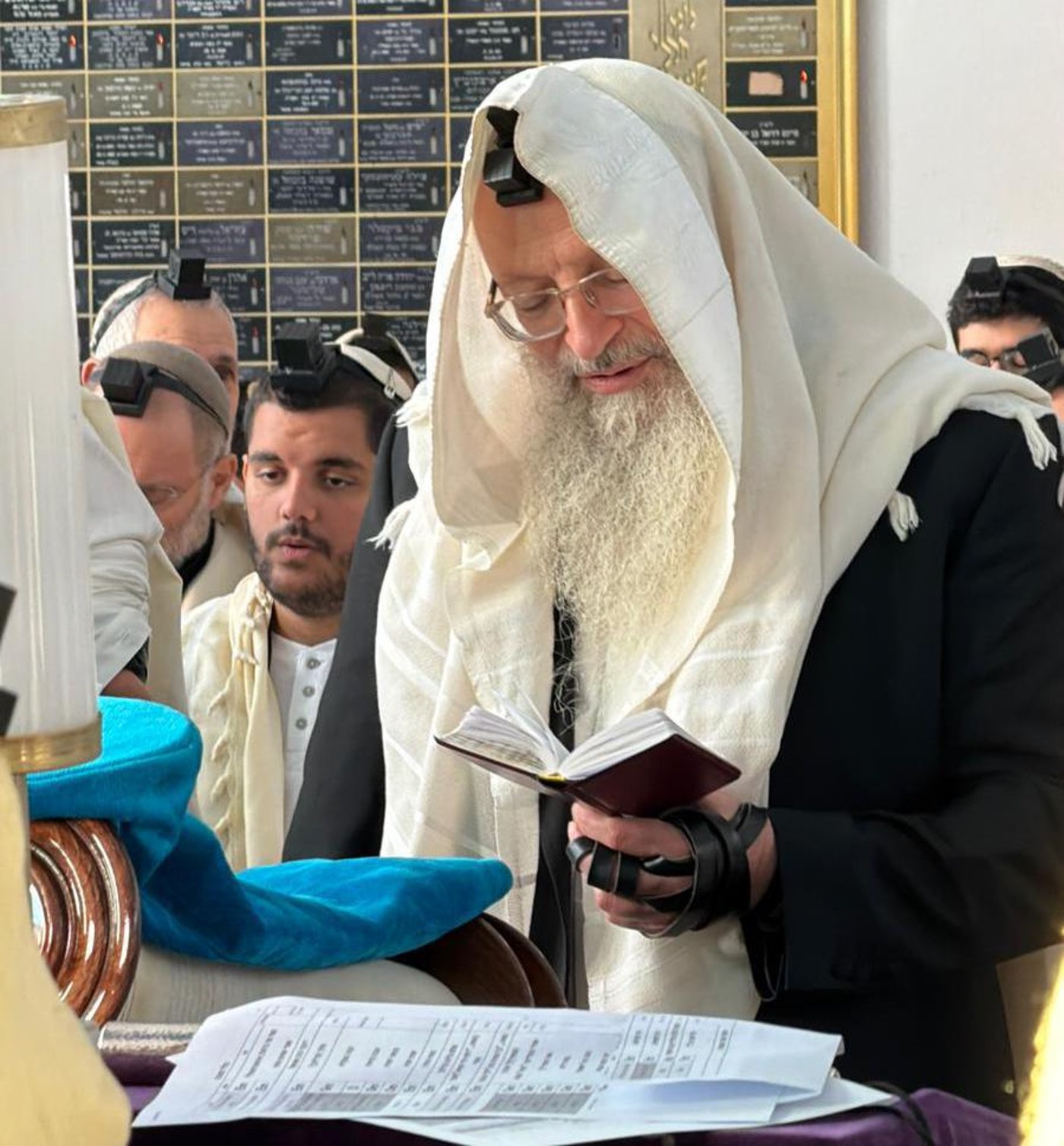 הרב שמואל אליהו עם ספר התורה