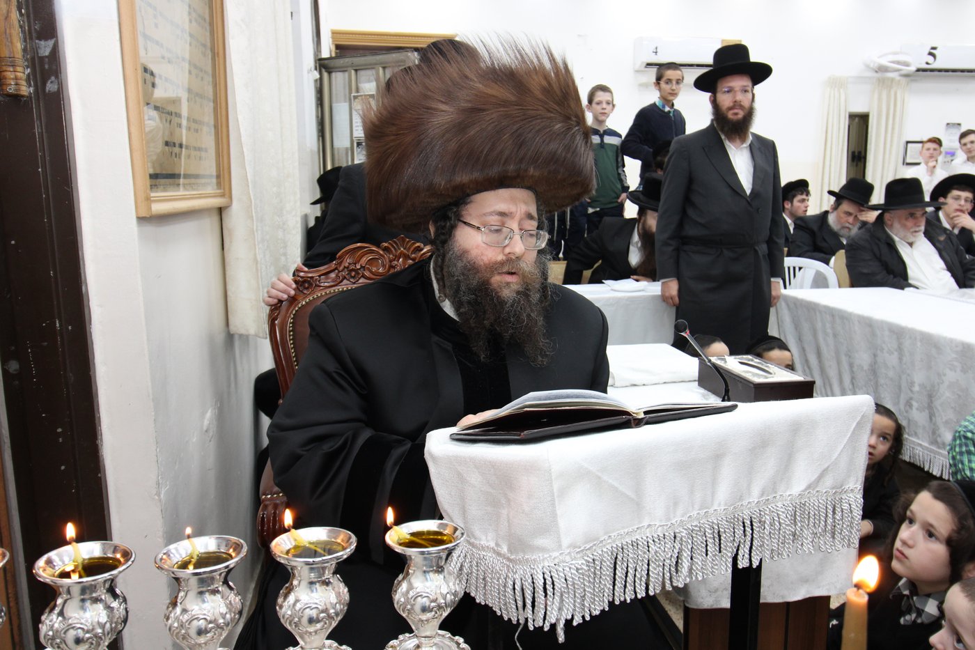 האדמו"ר מצאנז ז'ימגראד בהדלקת נרות חנוכה