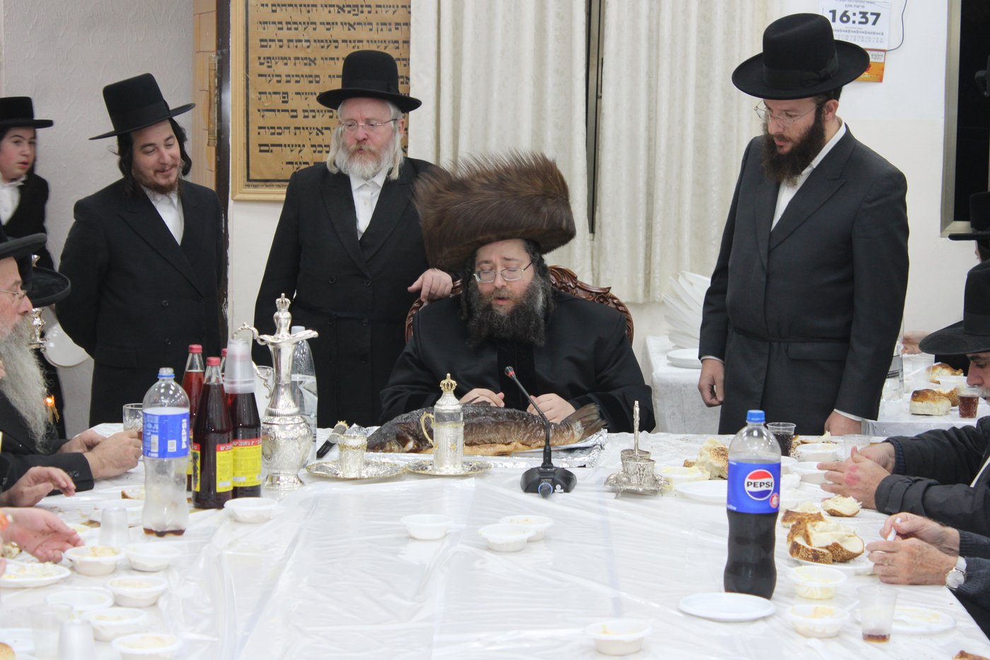 האדמו"ר מצאנז ז'ימגראד בהדלקת נרות חנוכה