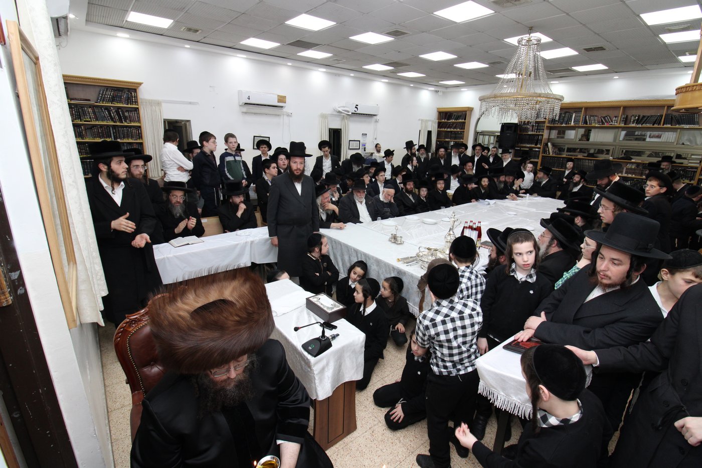 האדמו"ר מצאנז ז'ימגראד בהדלקת נרות חנוכה