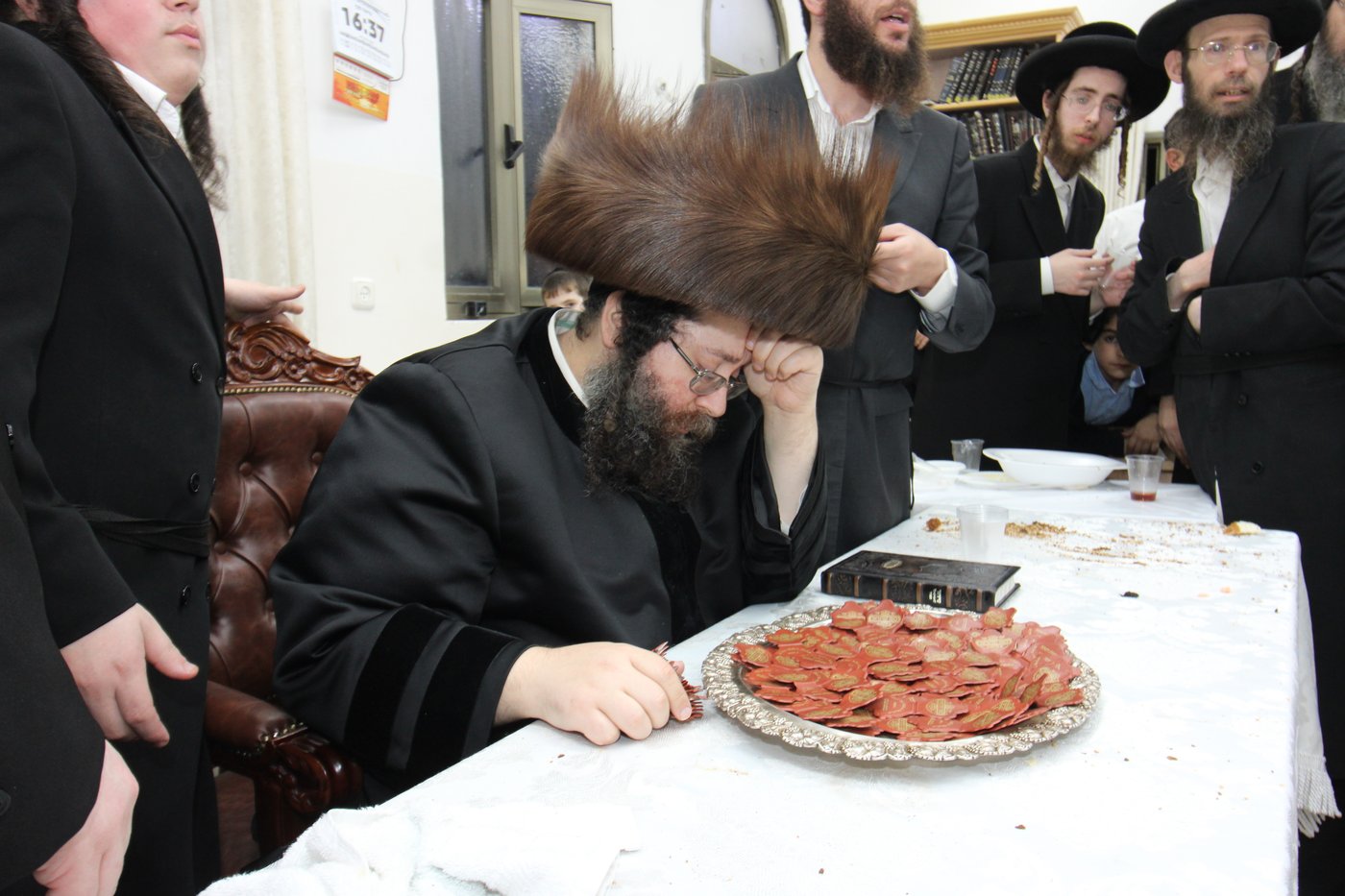 האדמו"ר מצאנז ז'ימגראד בהדלקת נרות חנוכה