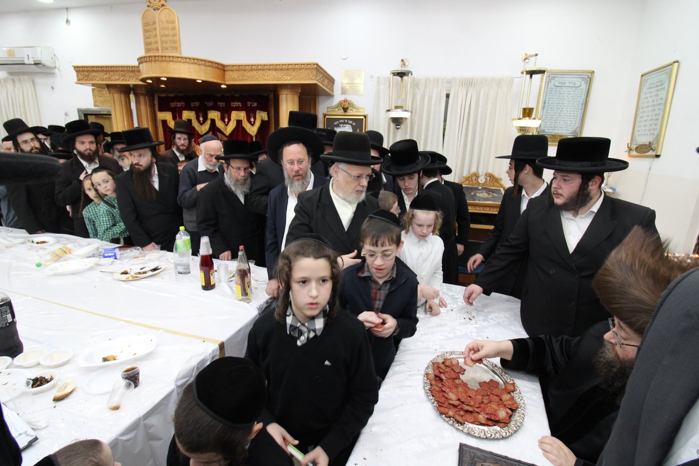 האדמו"ר מצאנז ז'ימגראד בהדלקת נרות חנוכה