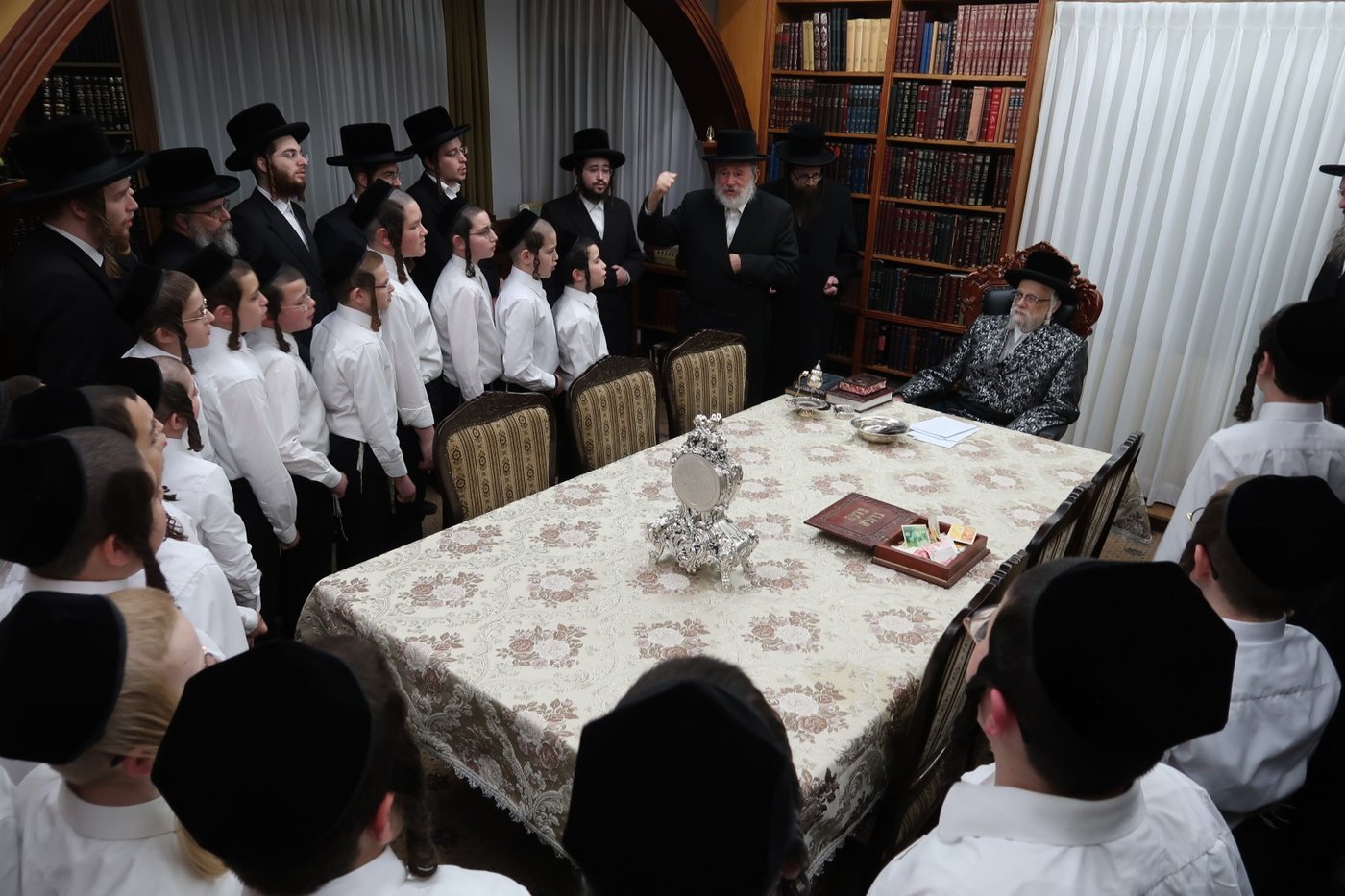 מקהלת הילדים אצל האדמו"ר מסערט ויז'ניץ