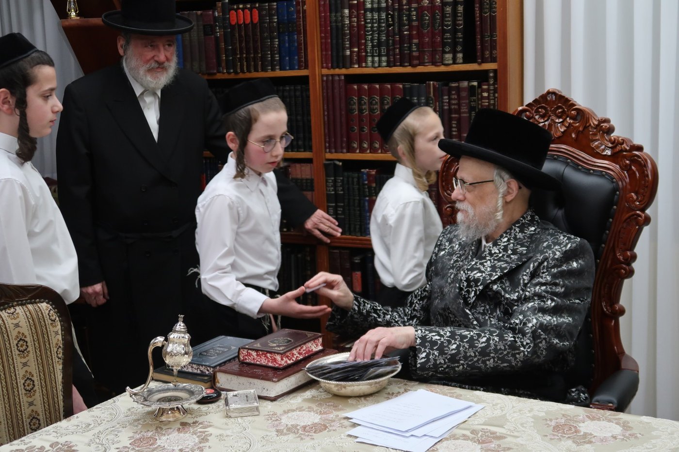 מקהלת הילדים אצל האדמו"ר מסערט ויז'ניץ