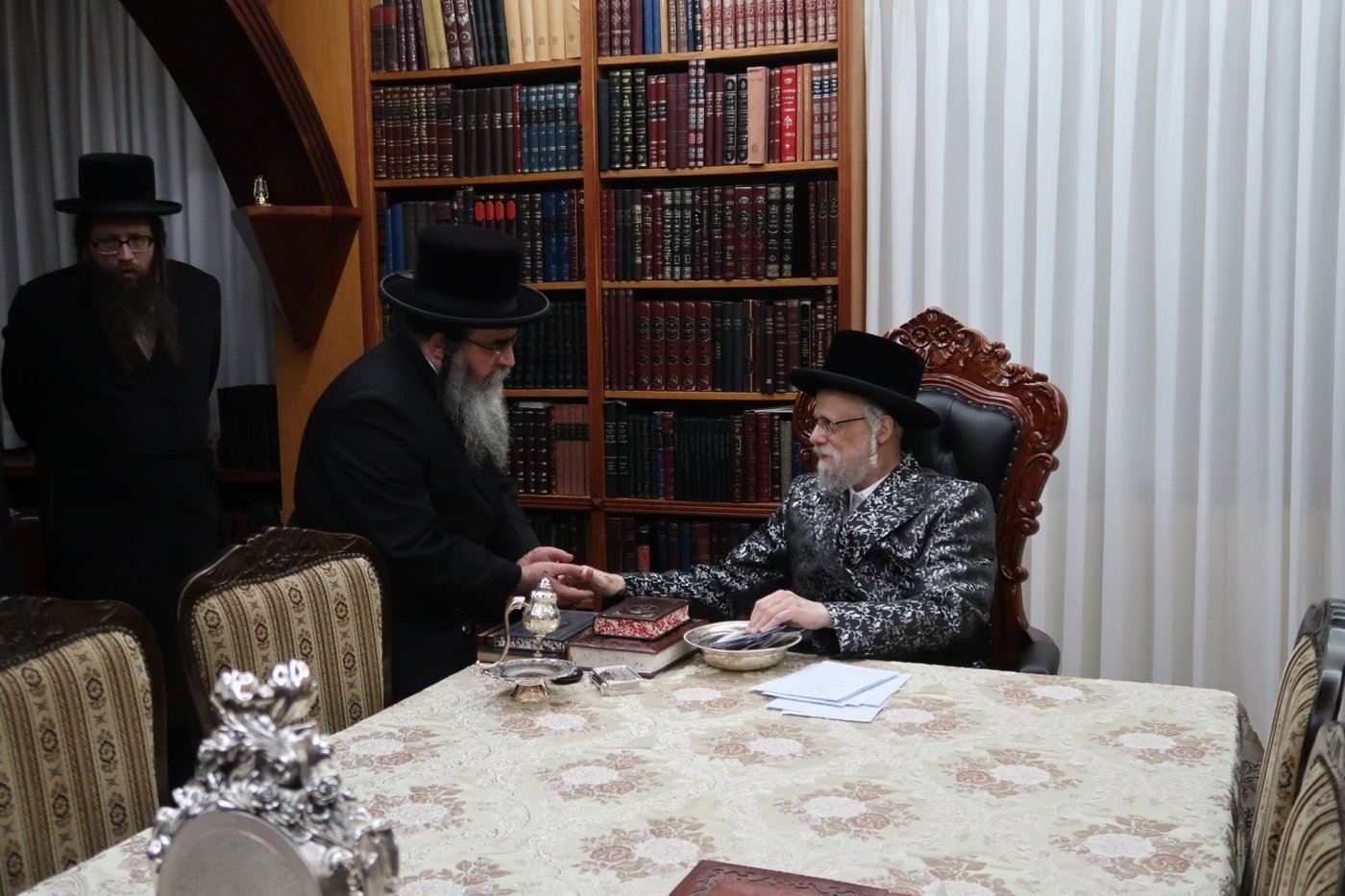 מקהלת הילדים אצל האדמו"ר מסערט ויז'ניץ