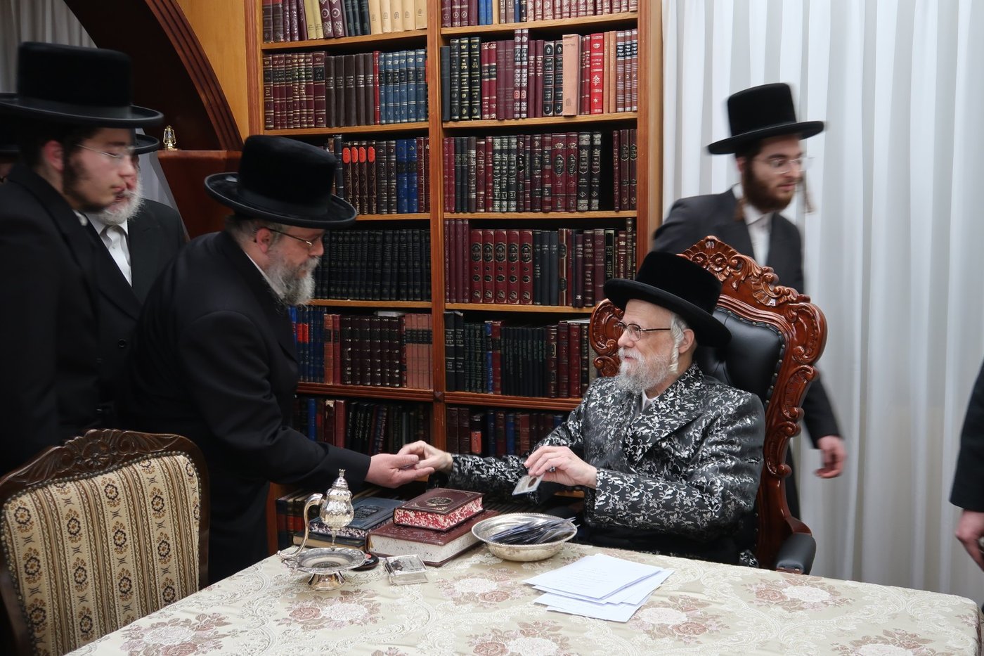 מקהלת הילדים אצל האדמו"ר מסערט ויז'ניץ