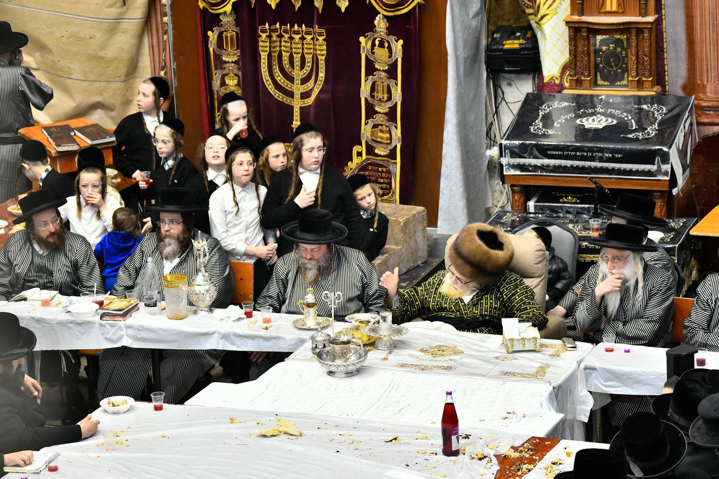 זאת חנוכה בחצה"ק תולדות אברהם יצחק