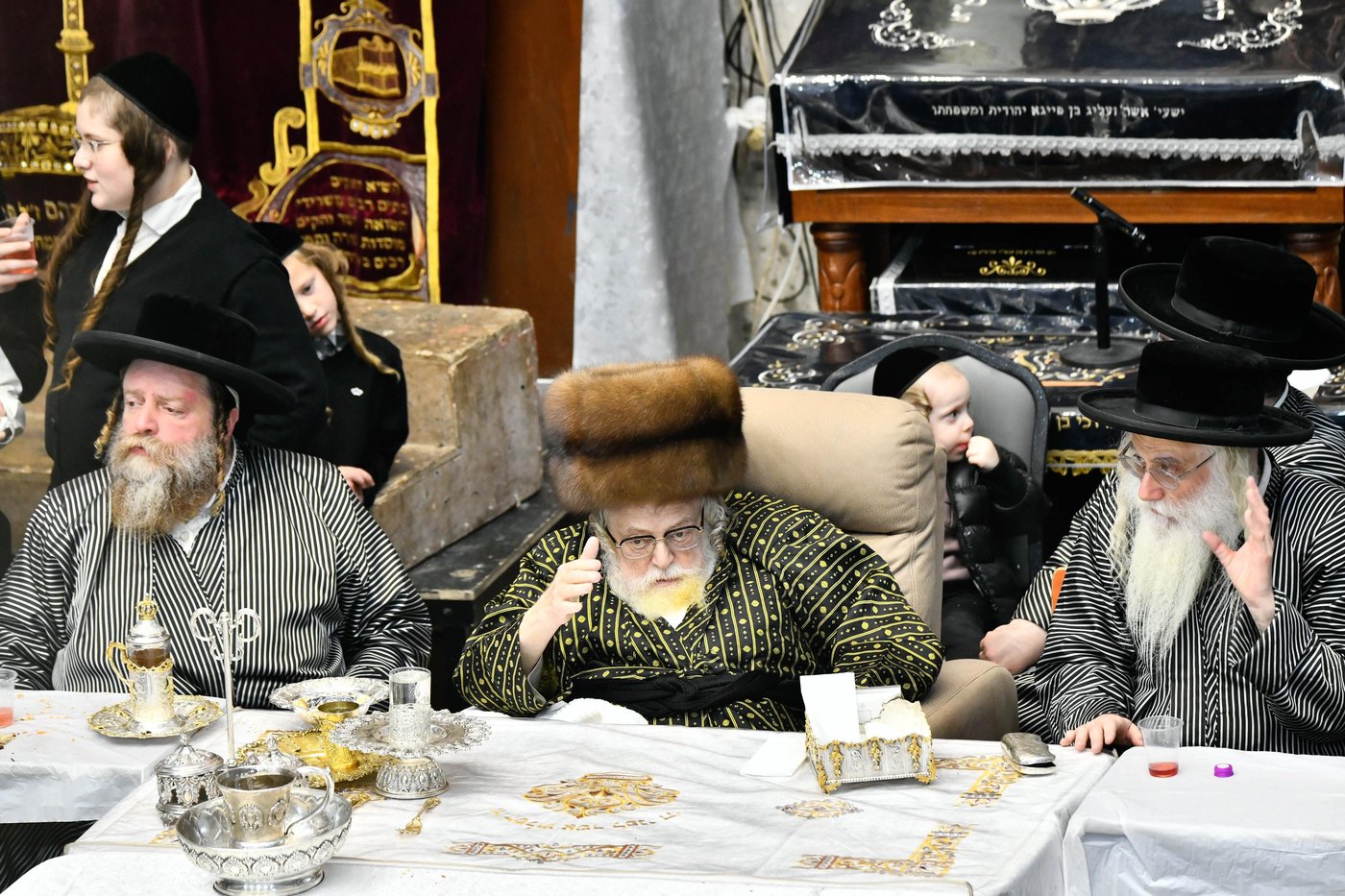 זאת חנוכה בחצה"ק תולדות אברהם יצחק