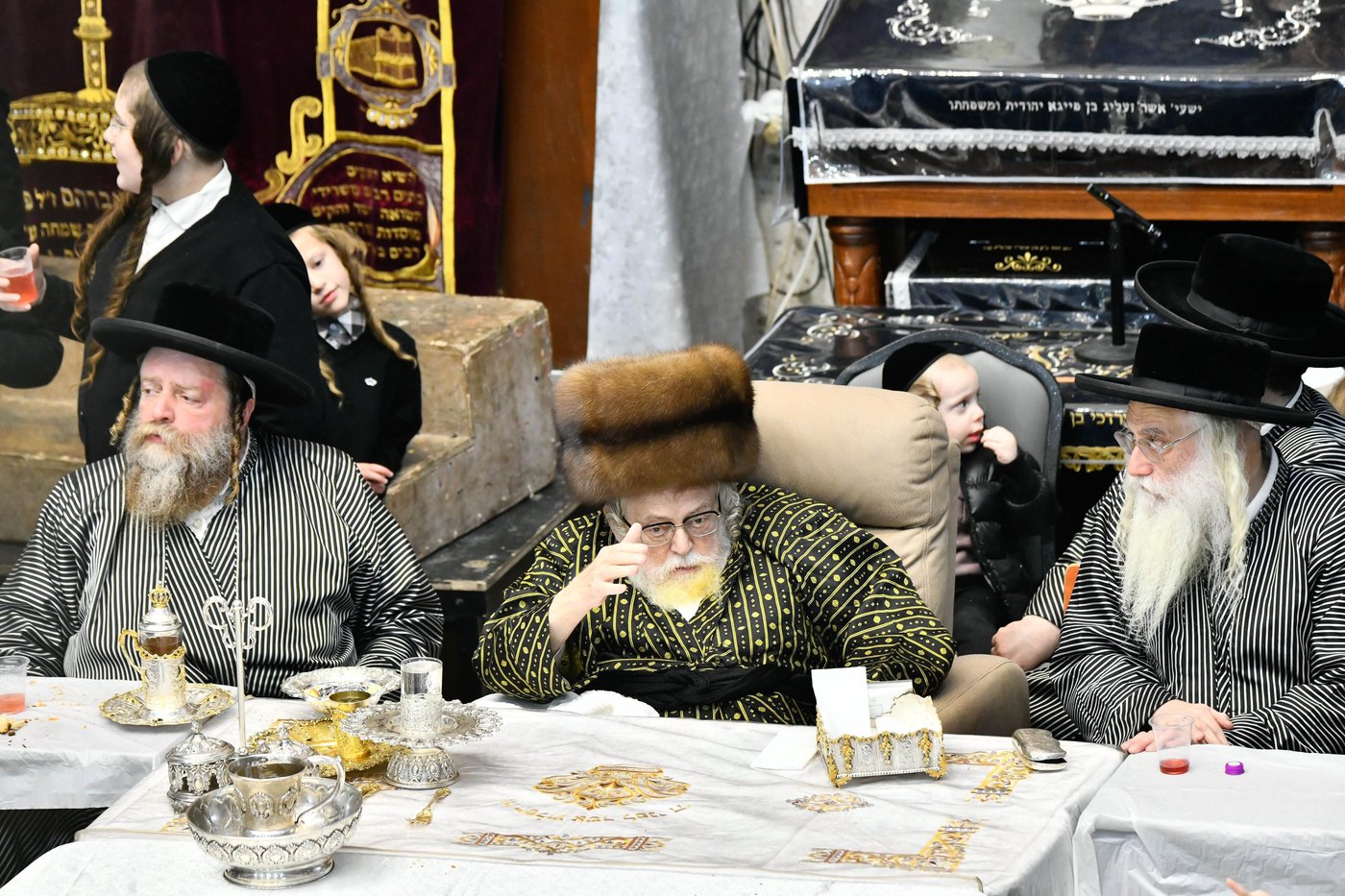 זאת חנוכה בחצה"ק תולדות אברהם יצחק