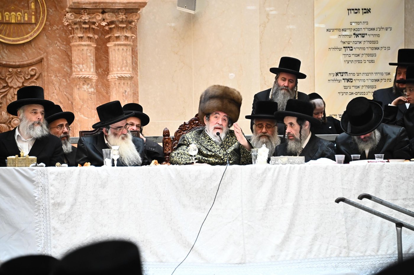 זאת חנוכה בחצה"ק ויז'ניץ