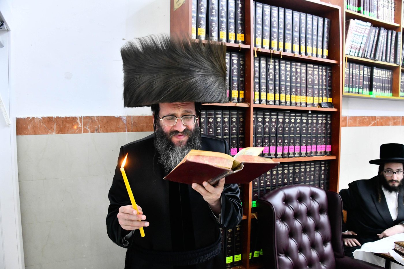 האדמו"ר מספינקא רמת אהרן בהדלקת נרות חנוכה 