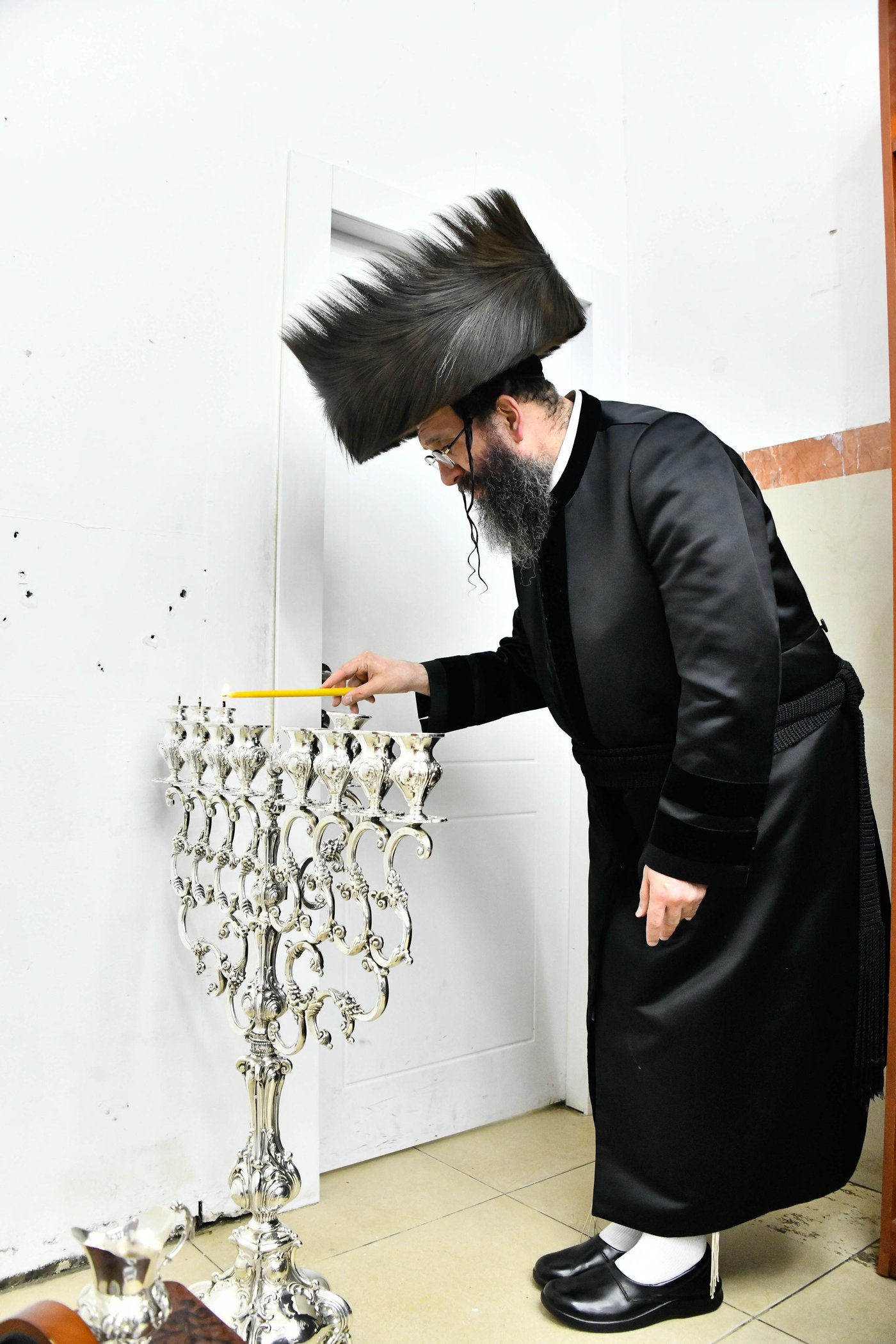 האדמו"ר מספינקא רמת אהרן בהדלקת נרות חנוכה 