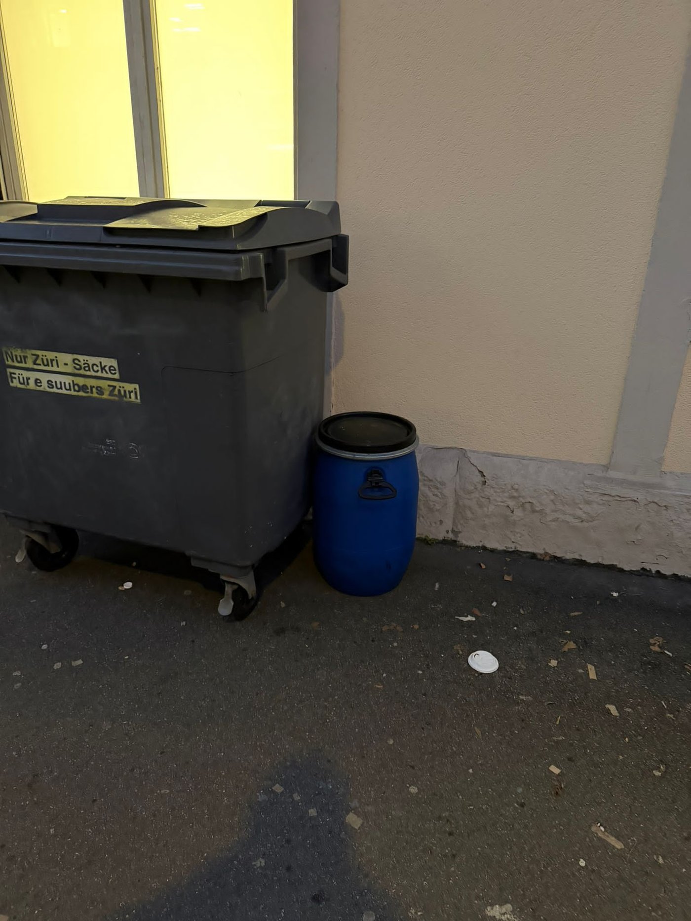 גלון הבנזין בסמוך לבית הכנסת