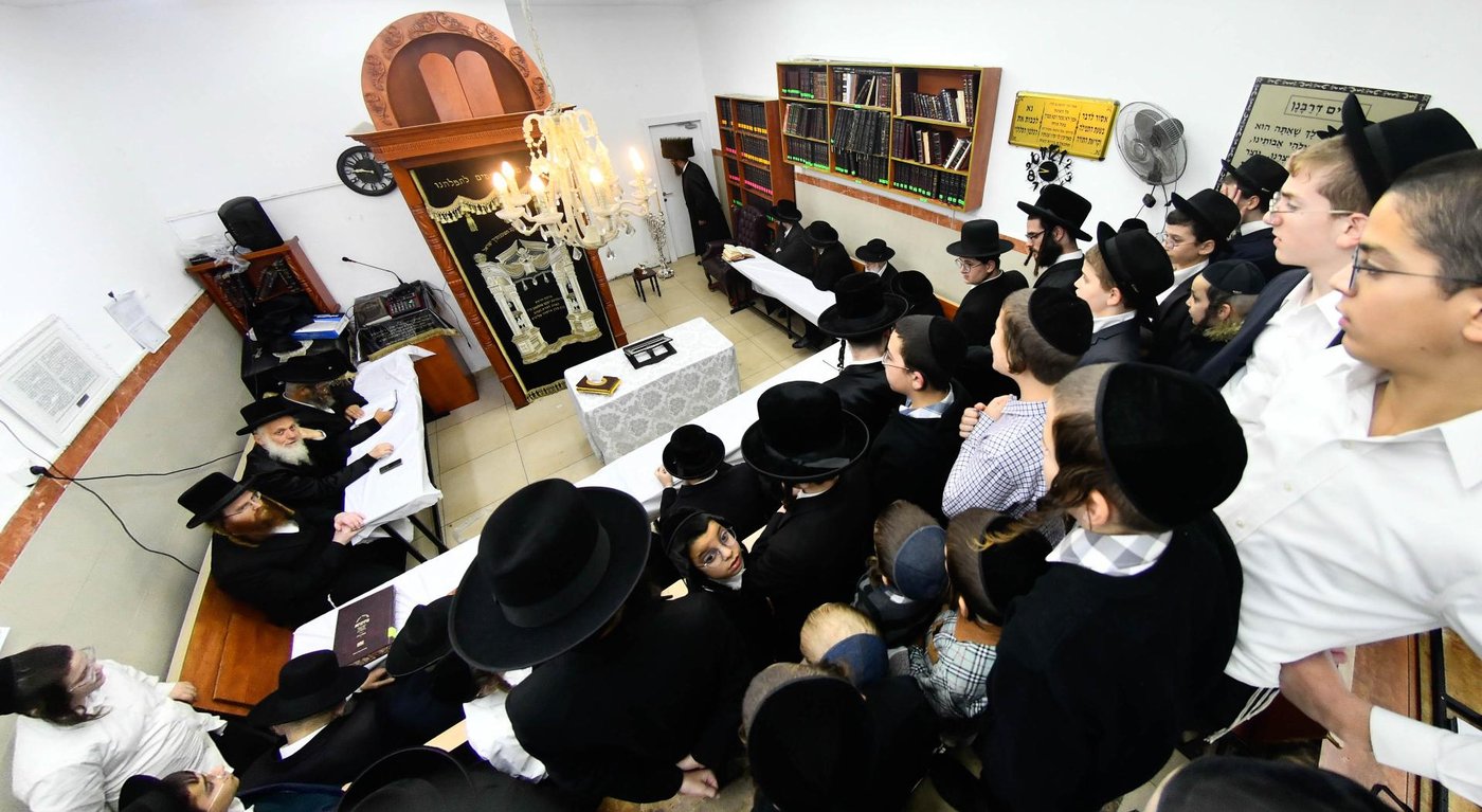 האדמו"ר מספינקא רמת אהרן בהדלקת נרות חנוכה 