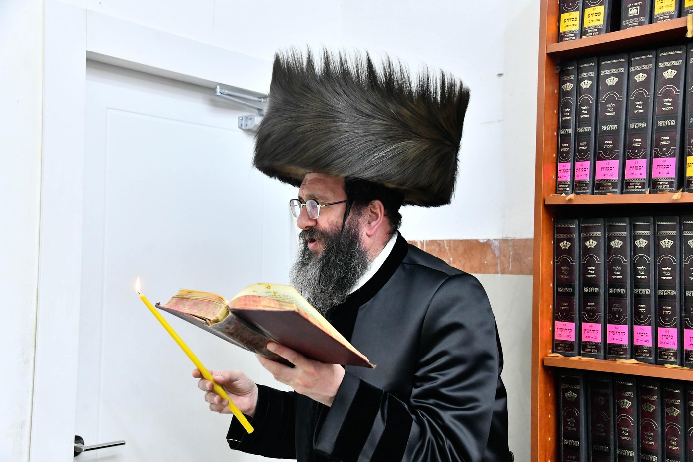 האדמו"ר מספינקא רמת אהרן בהדלקת נרות חנוכה 