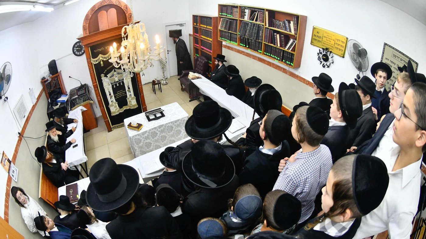 האדמו"ר מספינקא רמת אהרן בהדלקת נרות חנוכה 