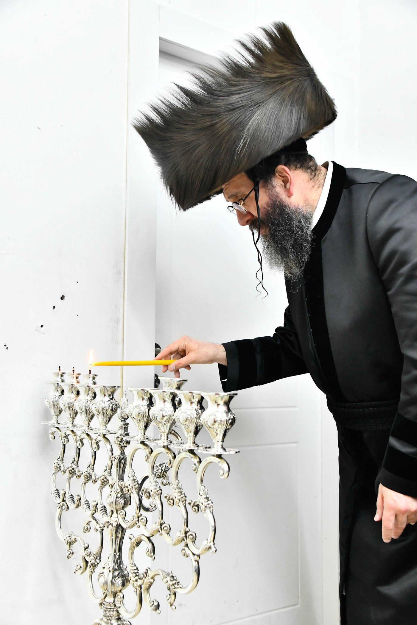 האדמו"ר מספינקא רמת אהרן בהדלקת נרות חנוכה 