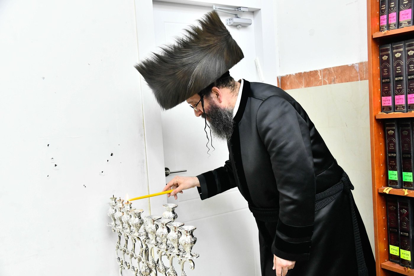 האדמו"ר מספינקא רמת אהרן בהדלקת נרות חנוכה 