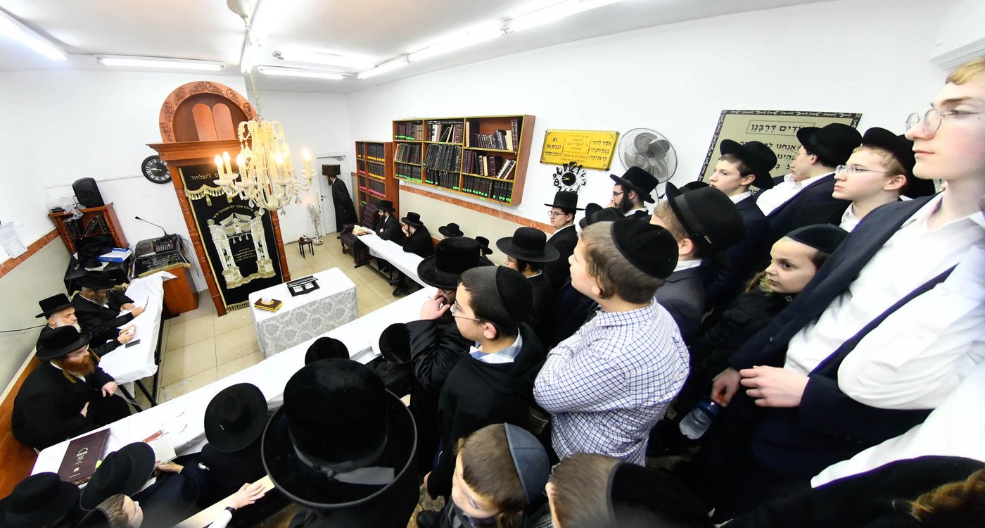 האדמו"ר מספינקא רמת אהרן בהדלקת נרות חנוכה 