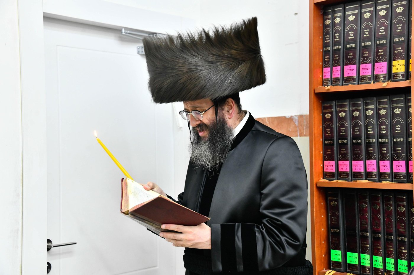 האדמו"ר מספינקא רמת אהרן בהדלקת נרות חנוכה 