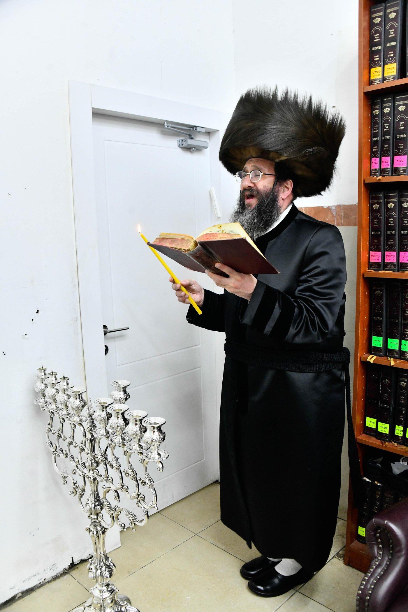 האדמו"ר מספינקא רמת אהרן בהדלקת נרות חנוכה 