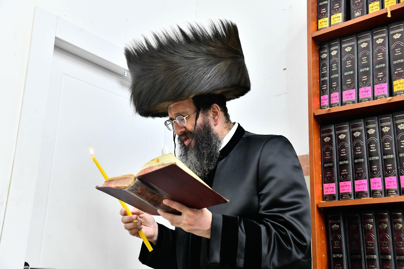 האדמו"ר מספינקא רמת אהרן בהדלקת נרות חנוכה 