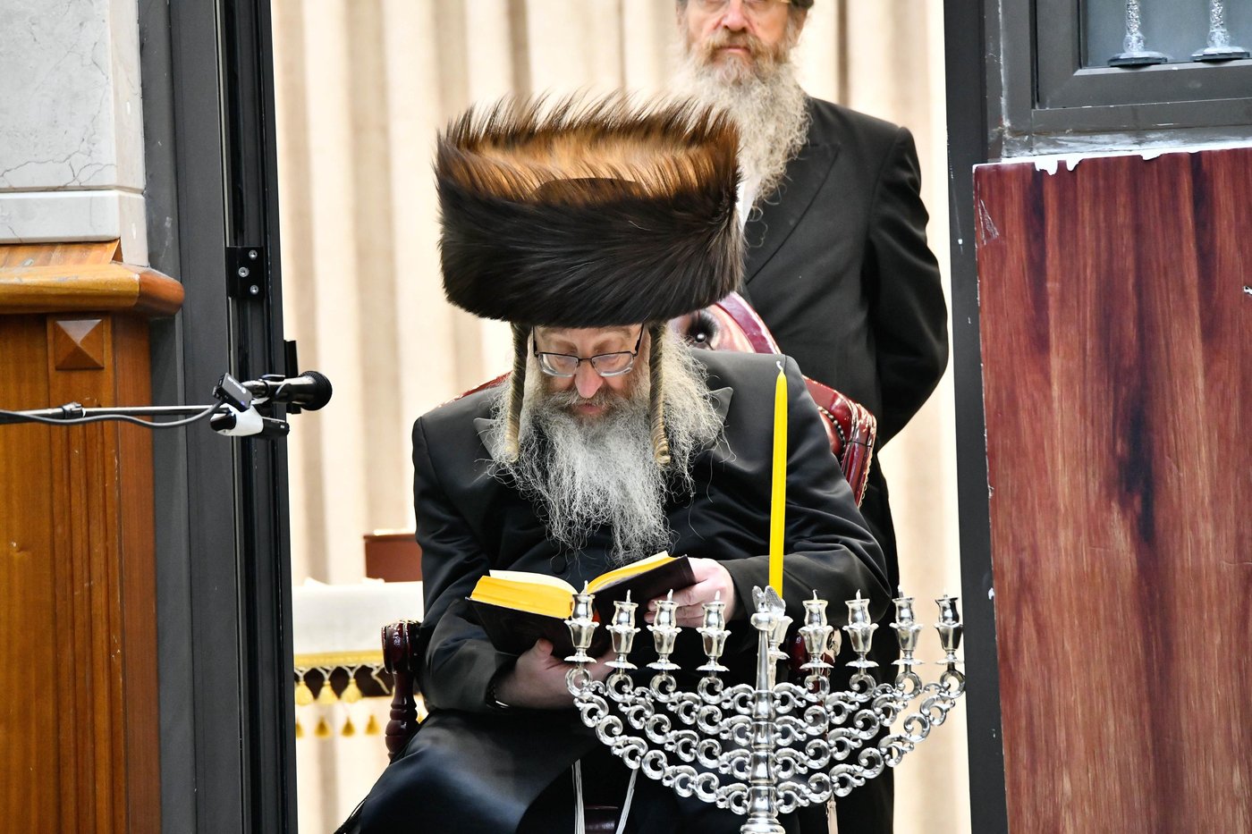 האדמו"ר מביאלה בהדלקת נרות חנוכה