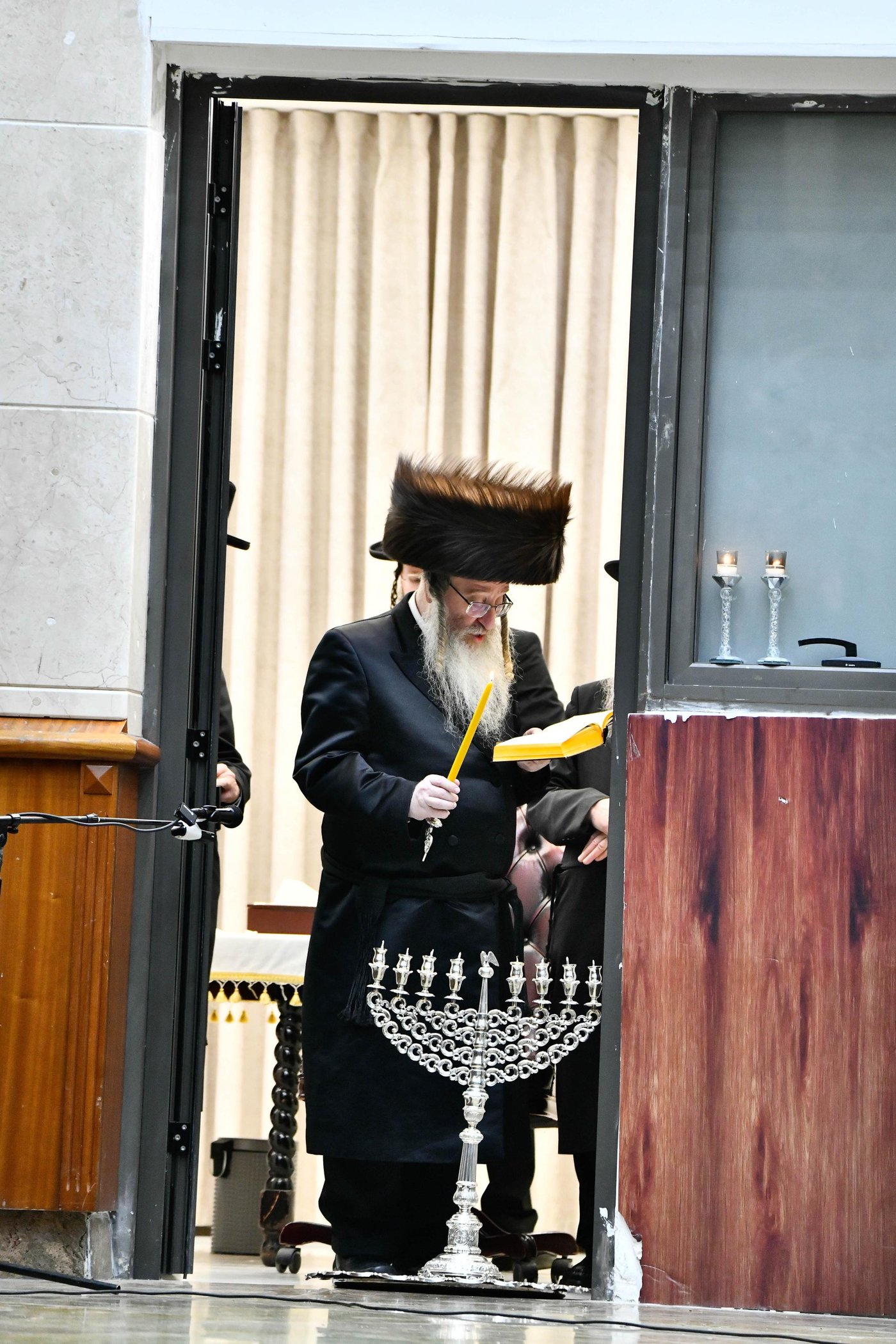 האדמו"ר מביאלה בהדלקת נרות חנוכה