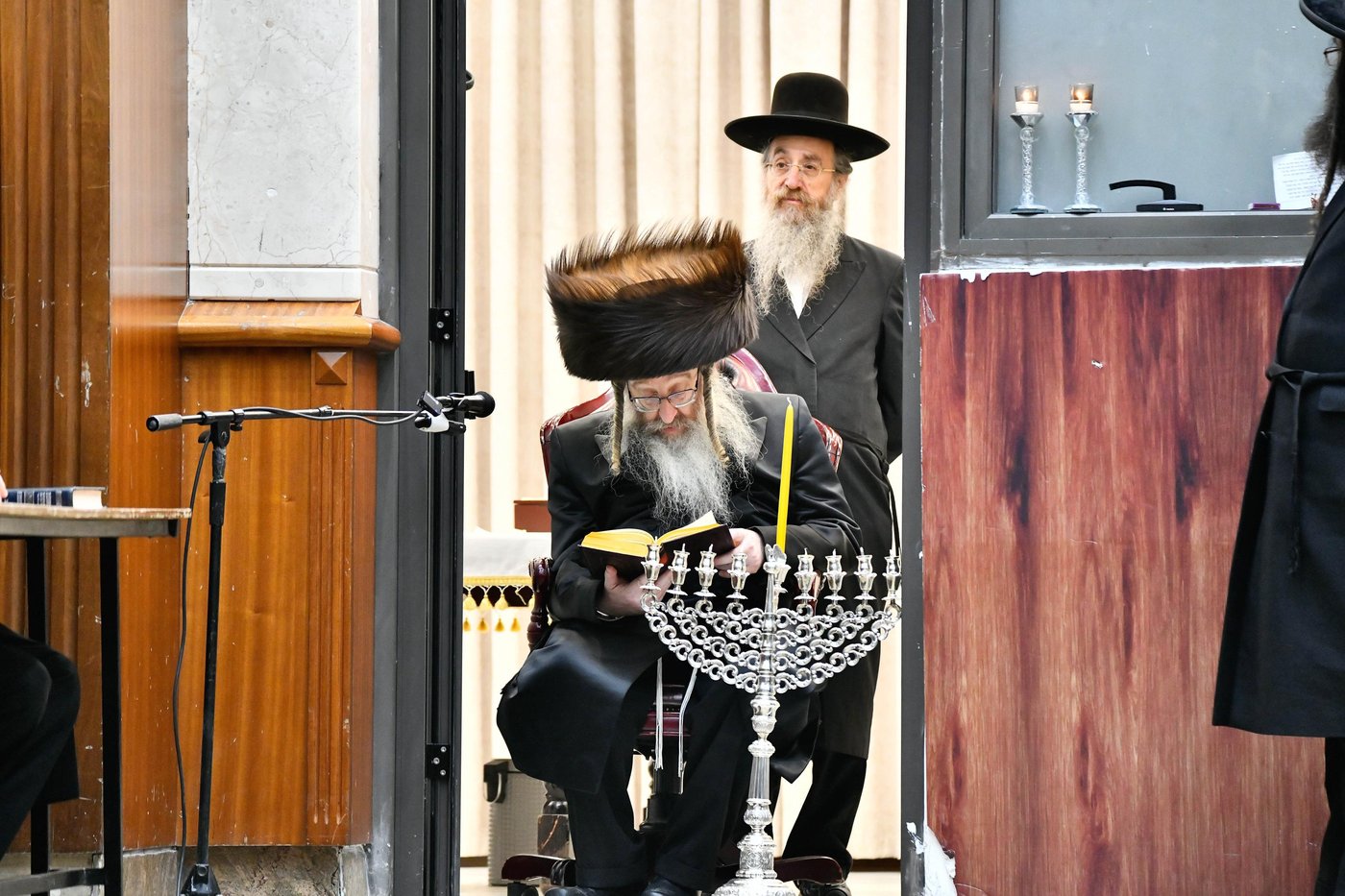 האדמו"ר מביאלה בהדלקת נרות חנוכה