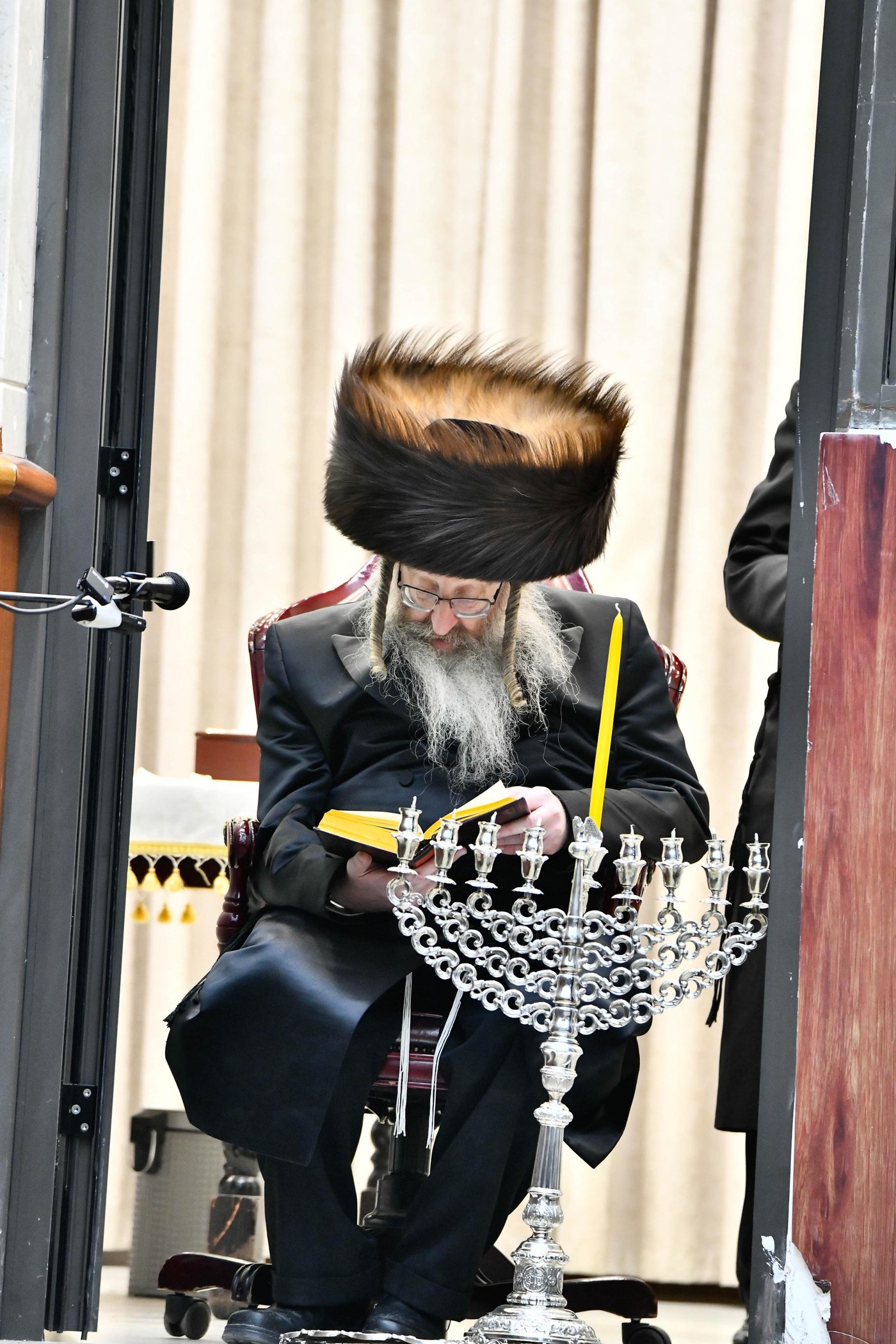 האדמו"ר מביאלה בהדלקת נרות חנוכה