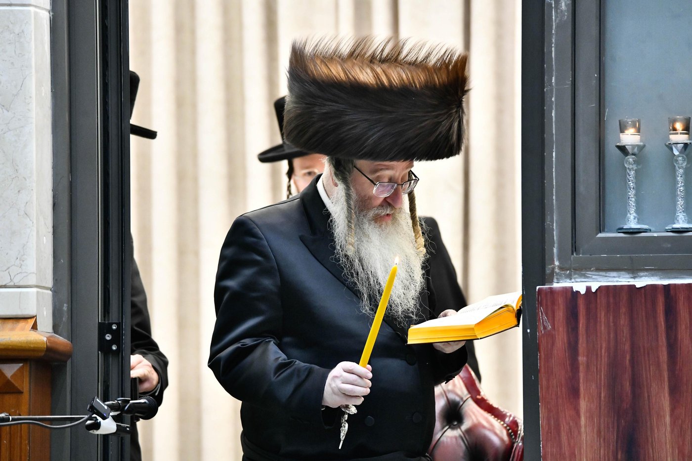 האדמו"ר מביאלה בהדלקת נרות חנוכה