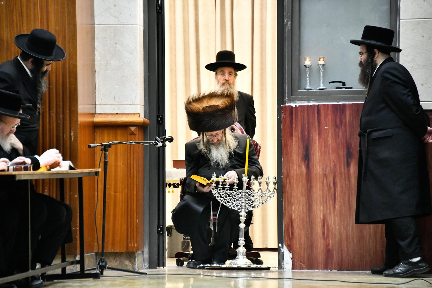 האדמו"ר מביאלה בהדלקת נרות חנוכה
