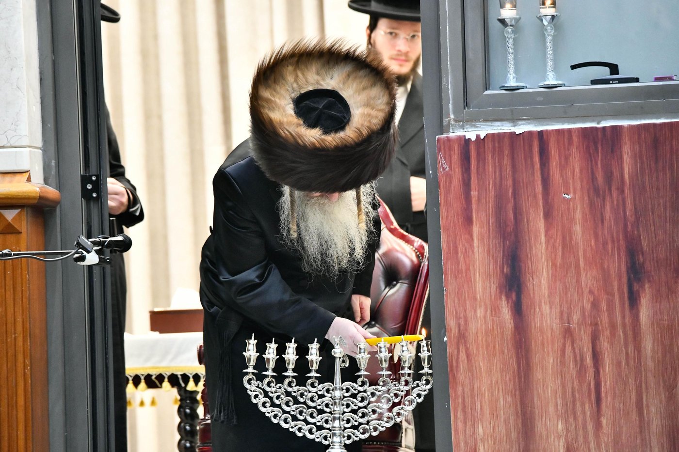 האדמו"ר מביאלה בהדלקת נרות חנוכה