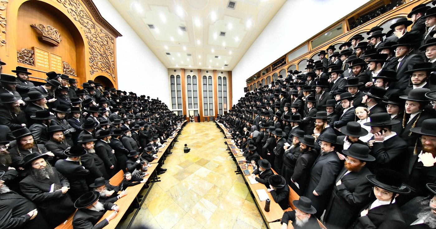 האדמו"ר מביאלה בהדלקת נרות חנוכה