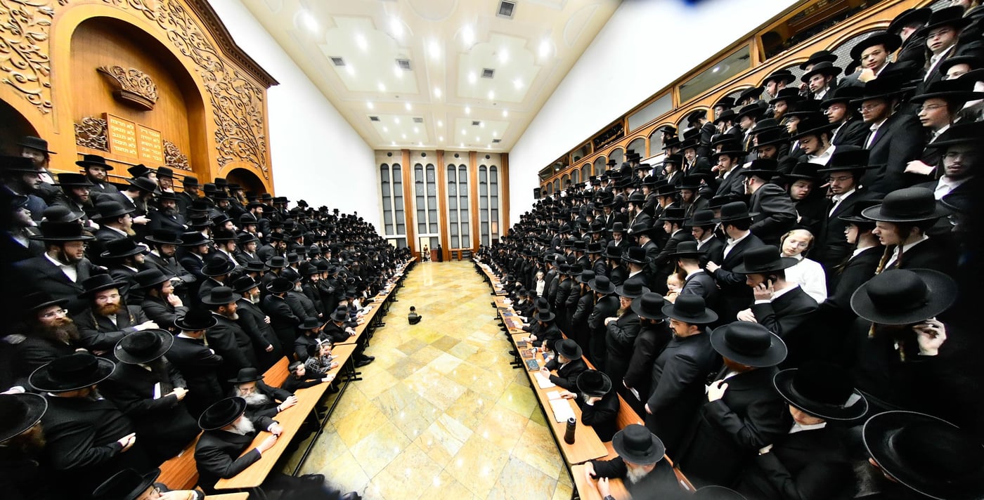 האדמו"ר מביאלה בהדלקת נרות חנוכה