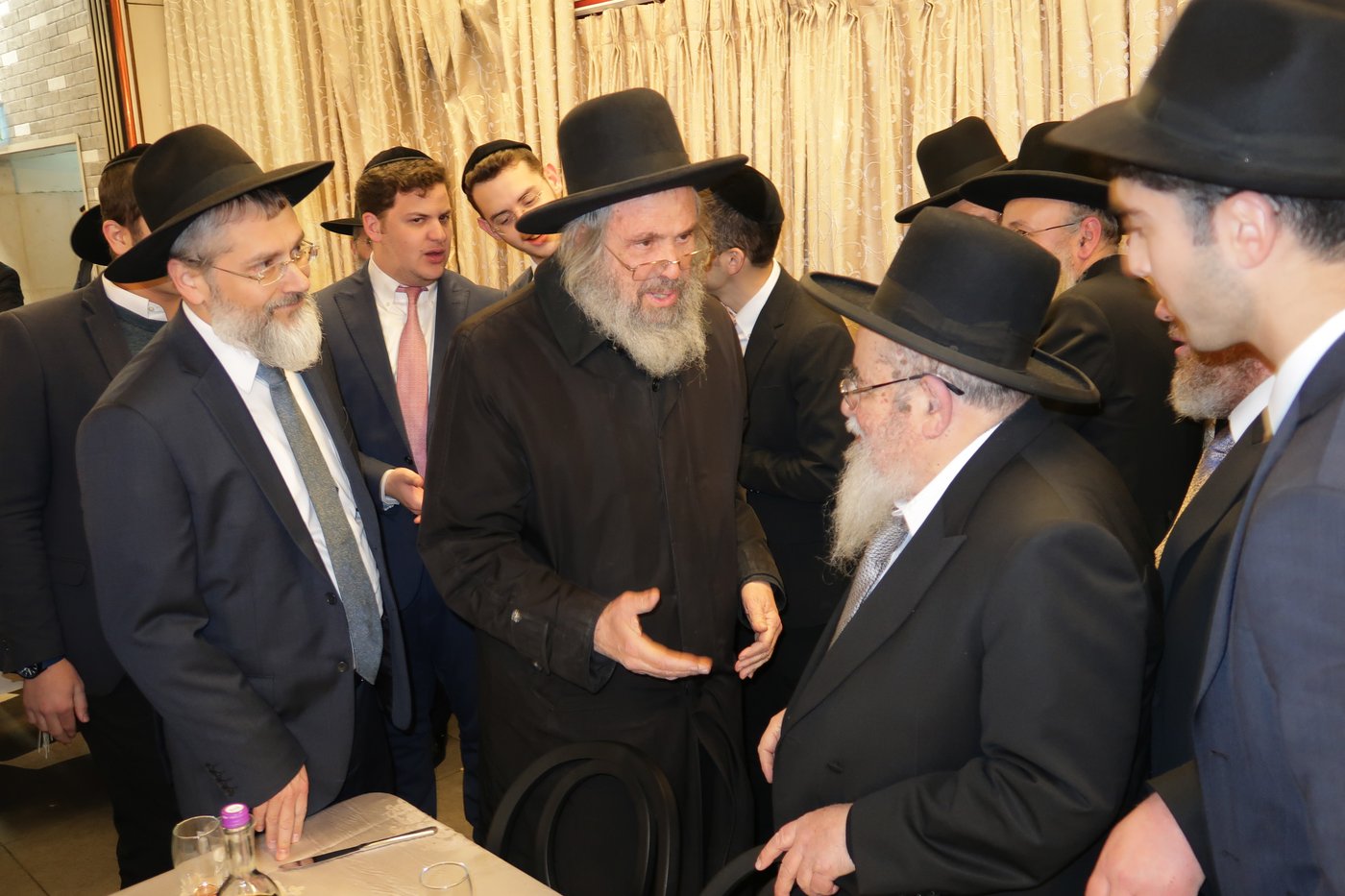 שמחת נישואי צאצאם של הגאון רבי אברהם סאלים והגאון רבי בן ציון מוצפי