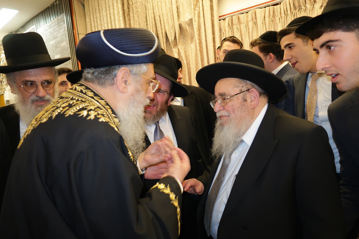 שמחת נישואי צאצאם של הגאון רבי אברהם סאלים והגאון רבי בן ציון מוצפי