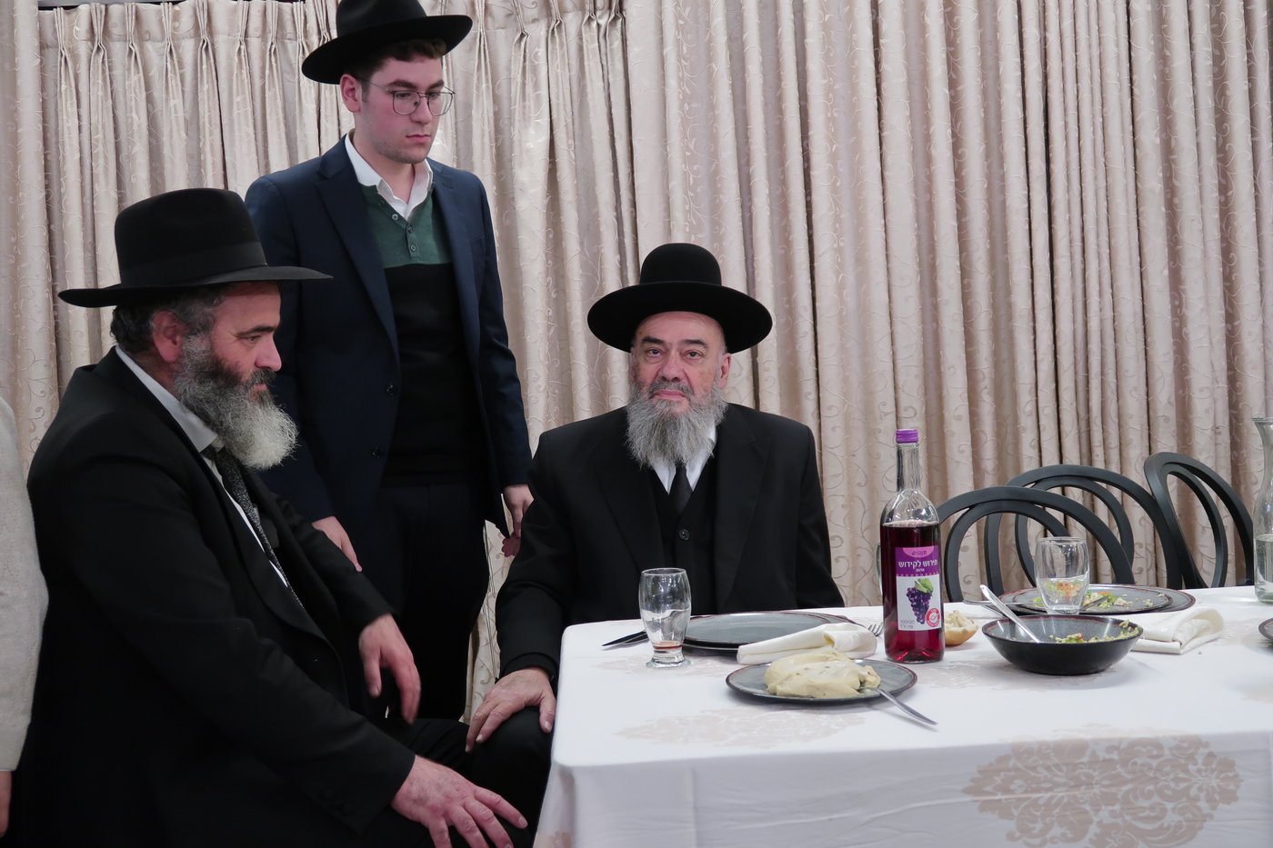 שמחת נישואי צאצאם של הגאון רבי אברהם סאלים והגאון רבי בן ציון מוצפי