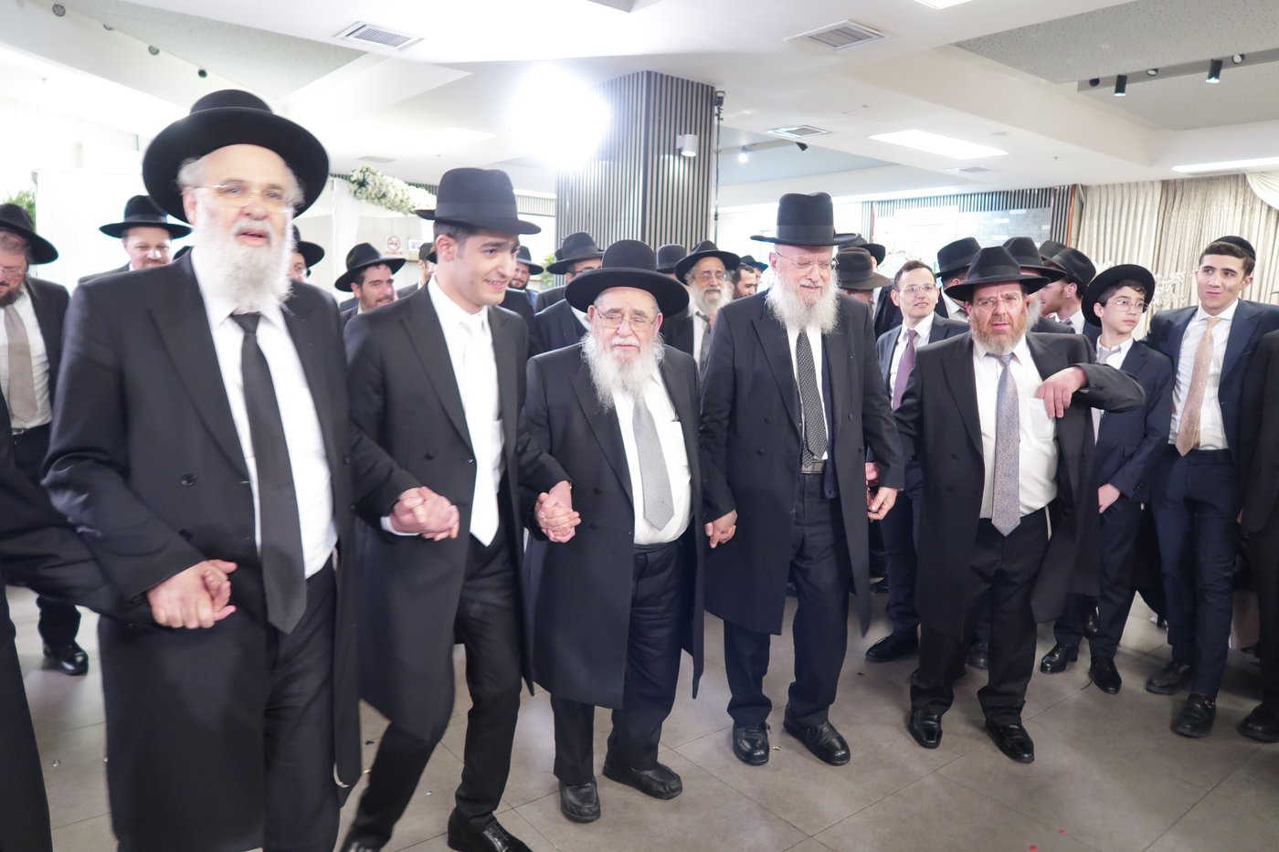 שמחת נישואי צאצאם של הגאון רבי אברהם סאלים והגאון רבי בן ציון מוצפי