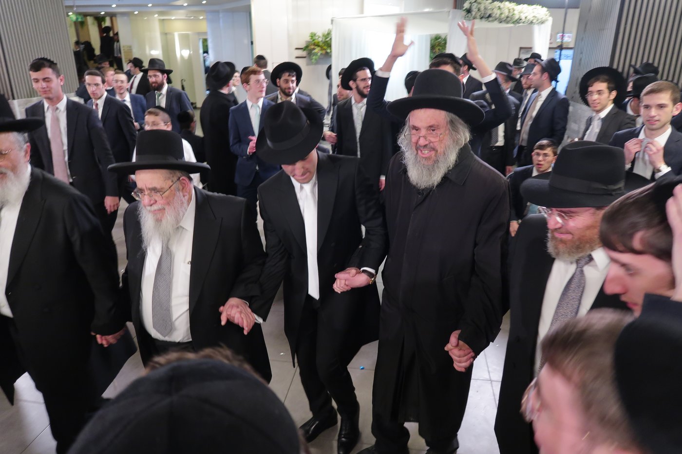 שמחת נישואי צאצאם של הגאון רבי אברהם סאלים והגאון רבי בן ציון מוצפי