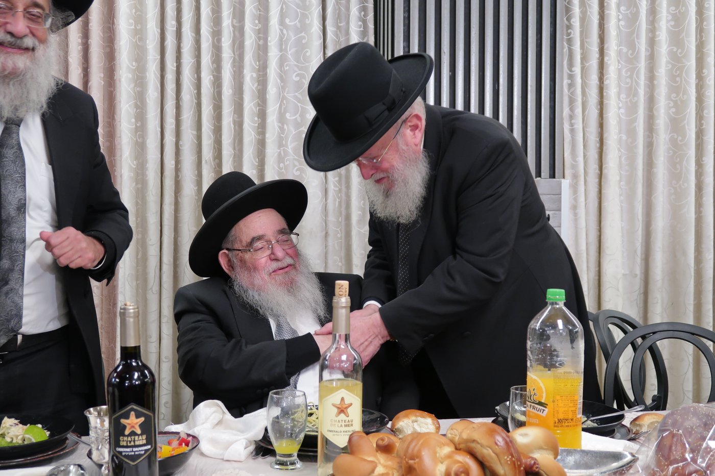 שמחת נישואי צאצאם של הגאון רבי אברהם סאלים והגאון רבי בן ציון מוצפי