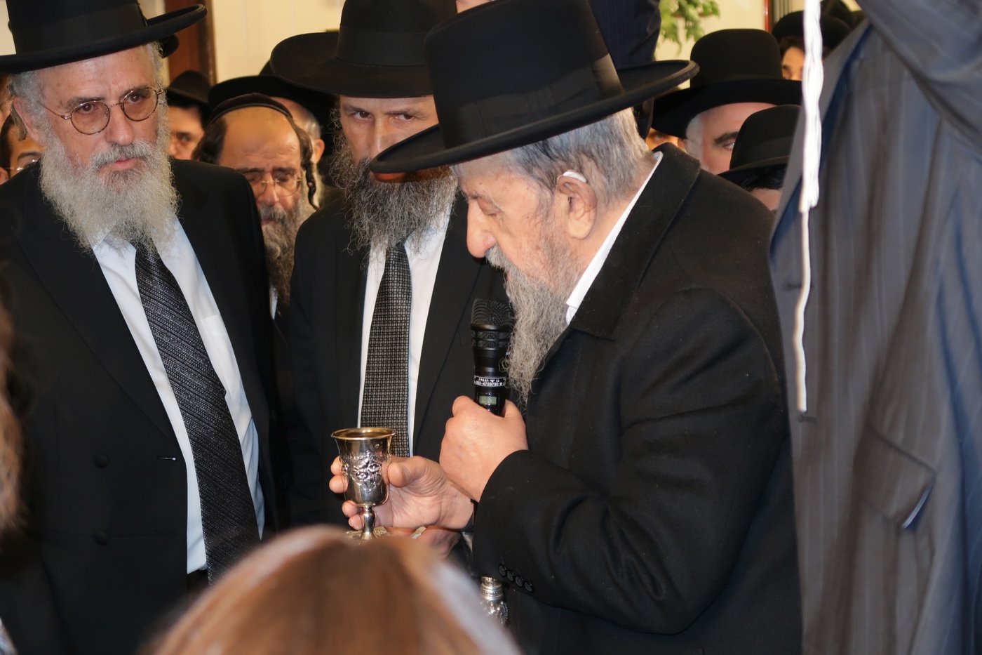 שמחת נישואי צאצאם של הגאון רבי אברהם סאלים והגאון רבי בן ציון מוצפי