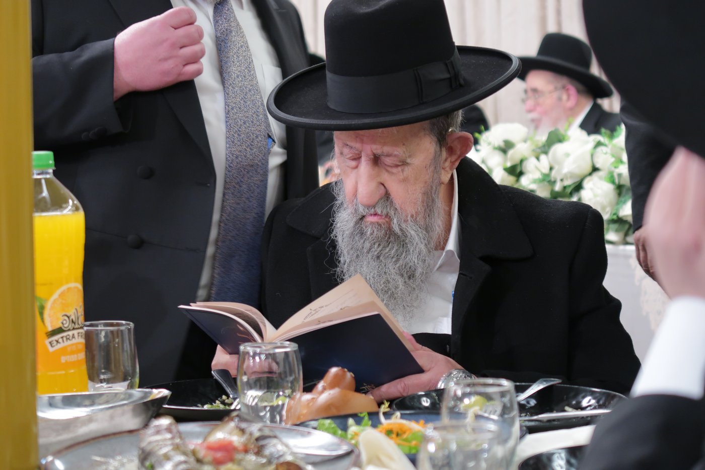 שמחת נישואי צאצאם של הגאון רבי אברהם סאלים והגאון רבי בן ציון מוצפי