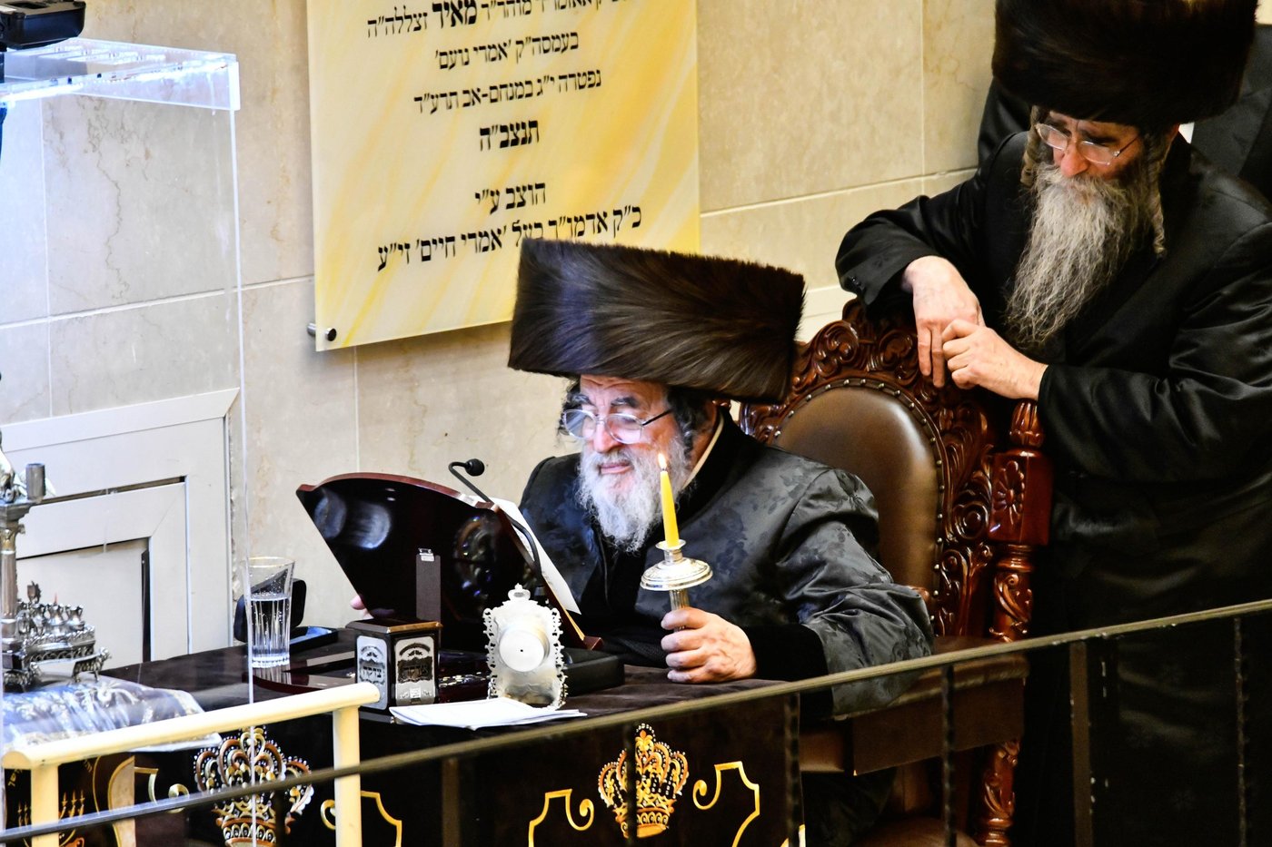 מוצאי שבת חנוכה בחצה"ק ויז'ניץ