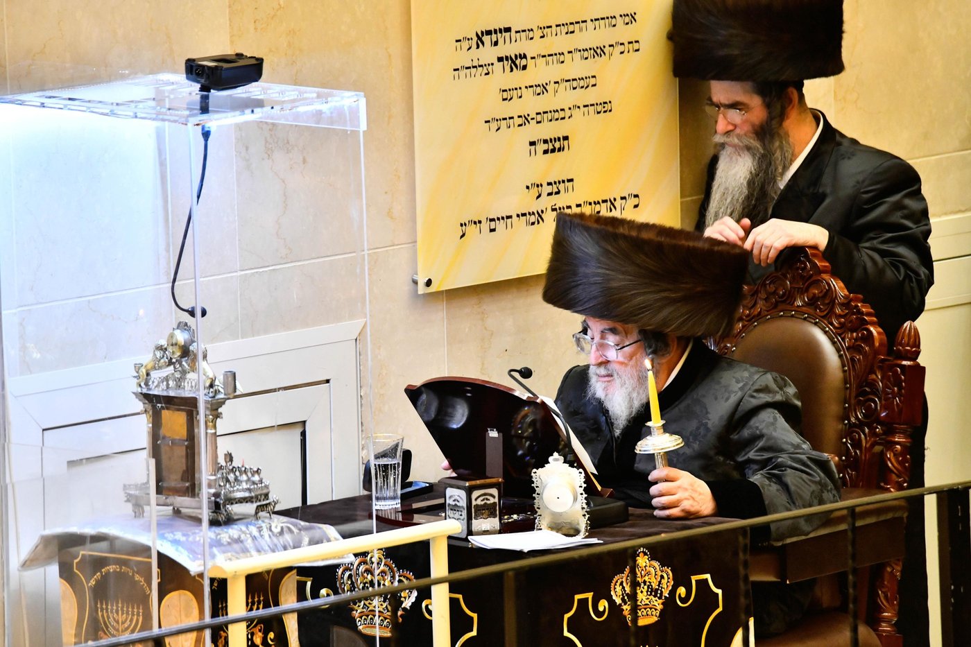 מוצאי שבת חנוכה בחצה"ק ויז'ניץ